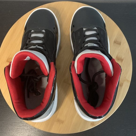 Nike Air Jordan Max Aura 2 Black/Red Youth Sneakers Shoes CN8094-006 Size 6Y EUC - Picture 4 of 9